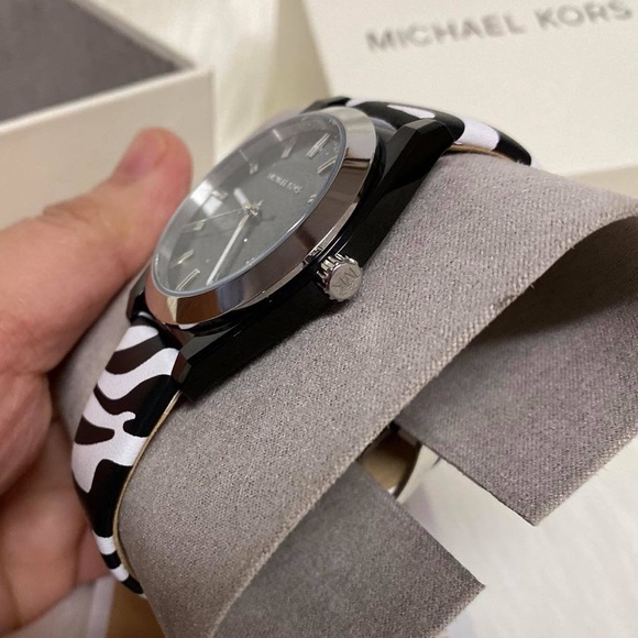 CLEARANCE‼️‼️MK ZEBRA Leather STRAP WATCH - Picture 8 of 8